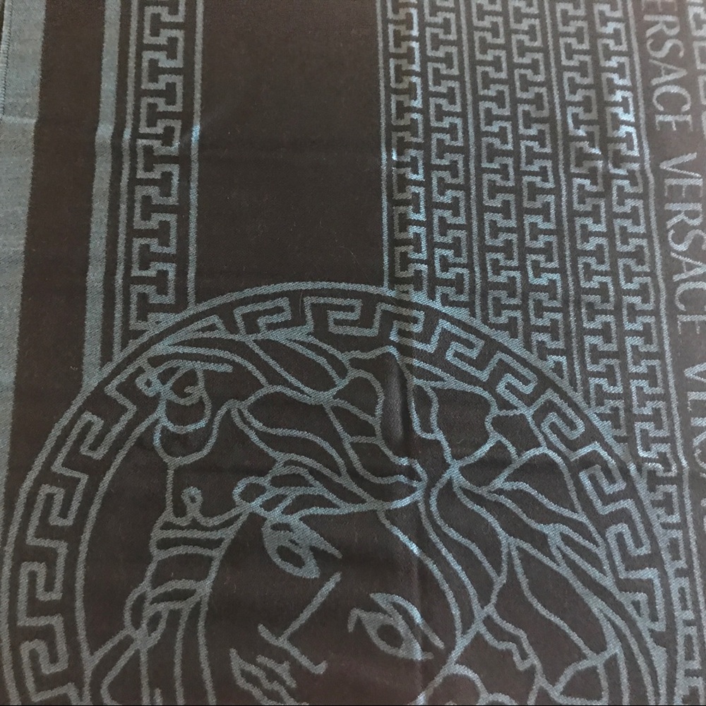 VERSACE Lambs Wool Medusa Blanket Scarf - Picture 3 of 4